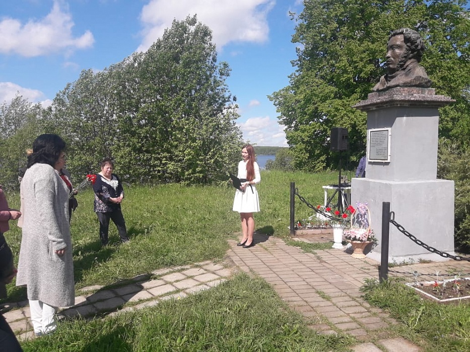 Жители Калязинского района возложили цветы к бюсту Пушкина Жители Калязинского района возложили цветы к бюсту Пушкина