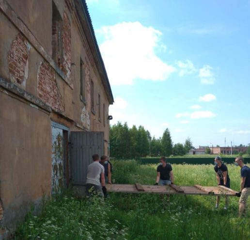 Тверские волонтеры провели субботник в Успенском монастыре