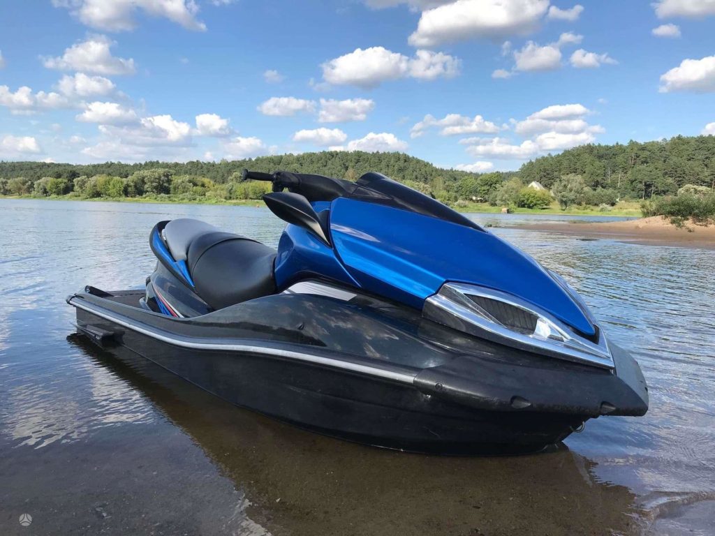 Трое человек перевернулись на гидроцикле в Тверской области