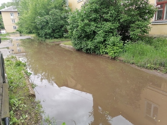 Тверь под водой: Из-за огромной лужи люди не могут попасть домой Тверь под водой: Из-за огромной лужи люди не могут попасть домой