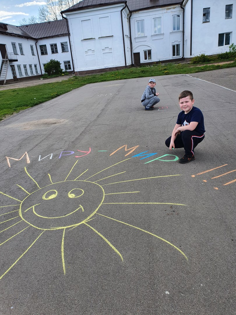 Онлайн-вернисаж детских рисунков на асфальте прошел в Торопце