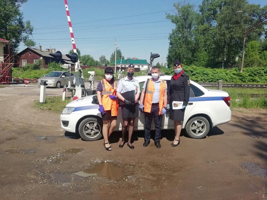 В Тверской области провели акцию «Соблюдай безопасность на железнодорожном переезде» В Тверской области провели акцию «Соблюдай безопасность на железнодорожном переезде»