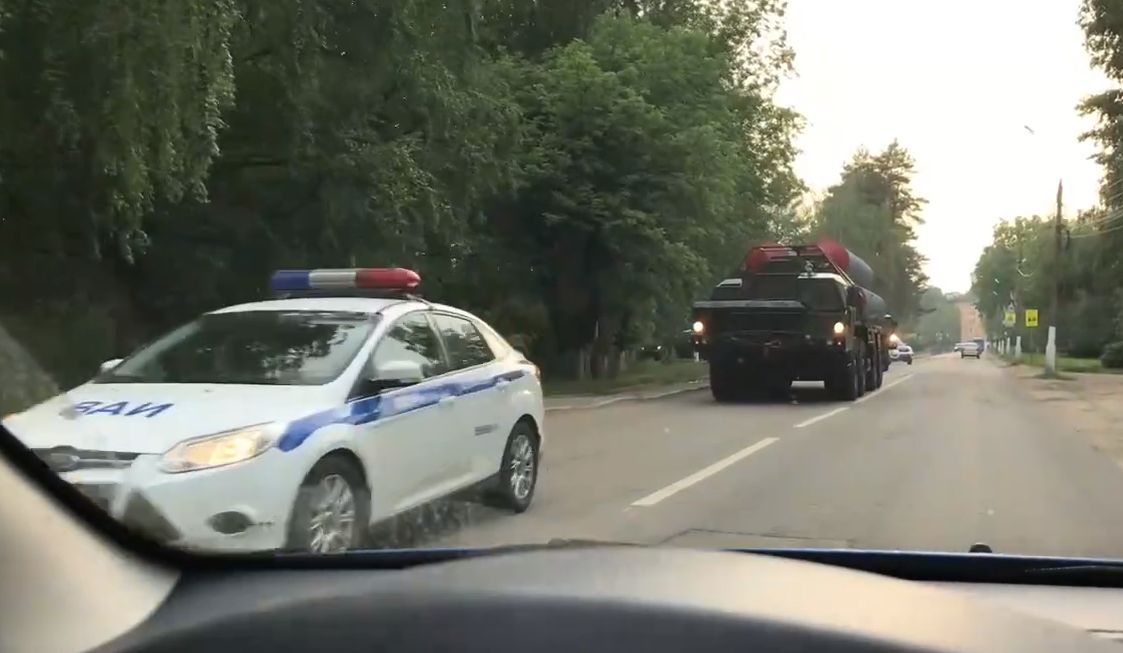 Жители Твери заметили на улицах города военную технику Жители Твери заметили на улицах города военную технику