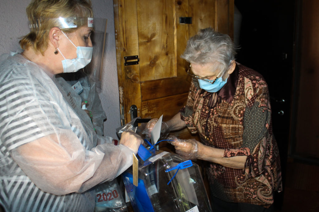 Хроника голосования: Герой Социалистического Труда Александра Ивановна Денисова проголосовала за будущее России Хроника голосования: Герой Социалистического Труда Александра Ивановна Денисова проголосовала за будущее России