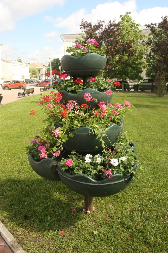 Сезонные работы по благоустройству и озеленению проходят на улицах Твери Сезонные работы по благоустройству и озеленению проходят на улицах Твери