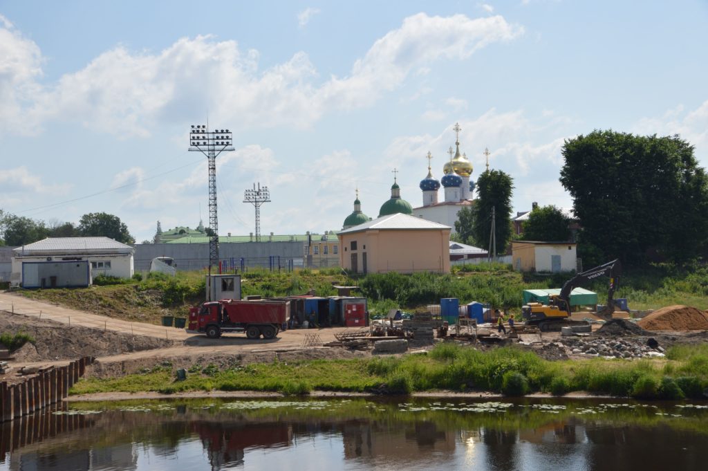 В Твери продолжается строительство пешеходного моста через Тьмаку