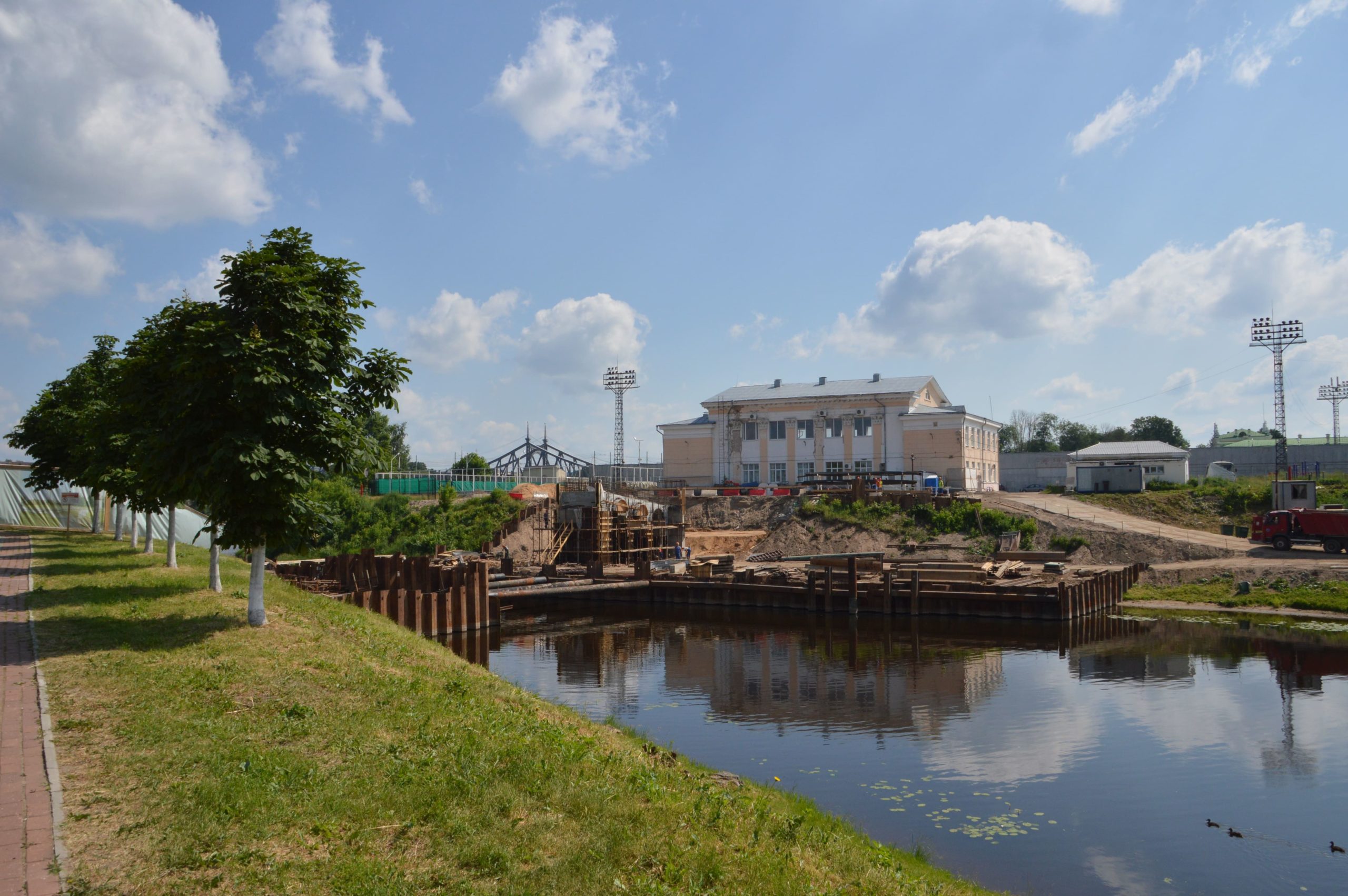 В Твери продолжается строительство пешеходного моста через Тьмаку