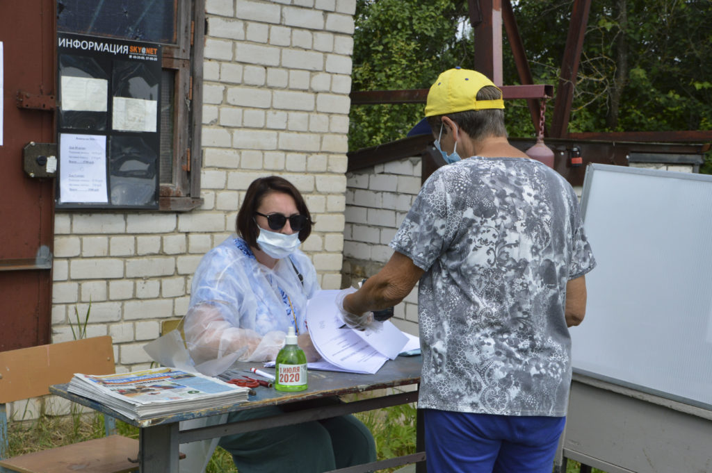 В Тверской области по поправкам к Конституции РФ голосуют прославленные спортсмены, депутаты, жители дачных кооперативов