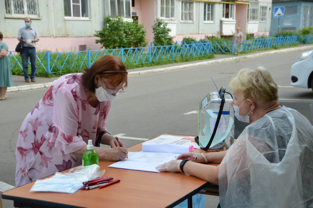 Жители Тверской области могут проголосовать по поправкам на выездных участках