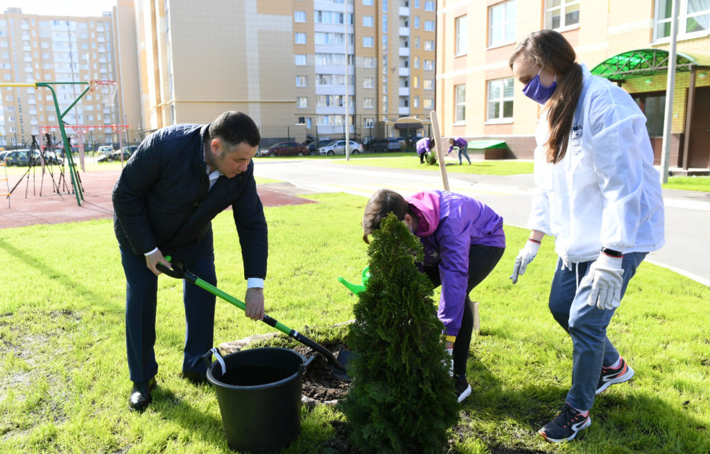 Игорь Руденя в День эколога принял участие в высадке деревьев у нового детского сада в «Южном» в Твери Игорь Руденя в День эколога принял участие в высадке деревьев у нового детского сада в «Южном» в Твери