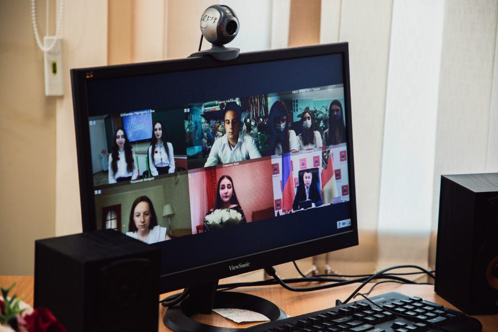 Золотые медалисты пообщались с губернатором Тверской области по видеосвязи