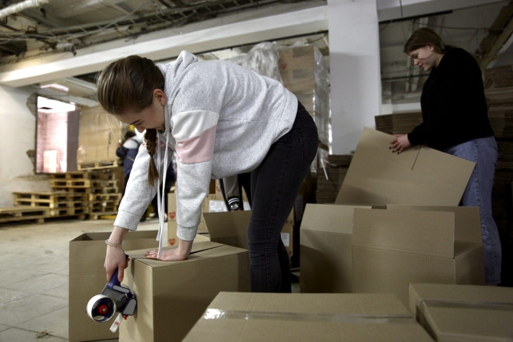 В Тверской области начали раздавать бесплатные продуктовые наборы семьям, где воспитываются дети с особенностями здоровья В Тверской области начали раздавать бесплатные продуктовые наборы семьям, где воспитываются дети с особенностями здоровья