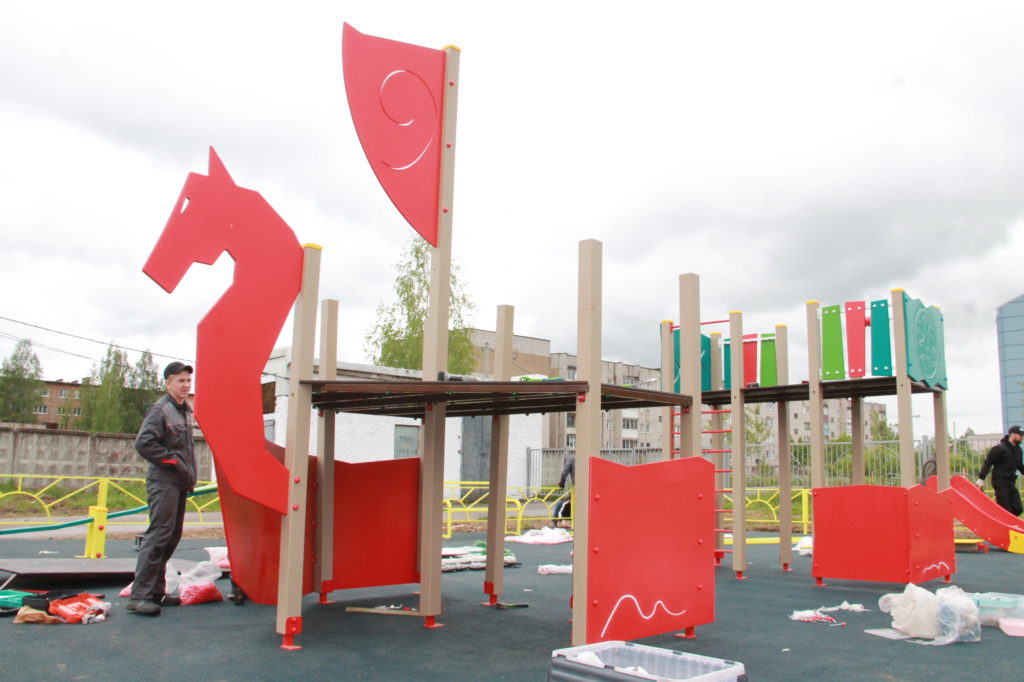 В Нелидово установили новую детскую площадку В Нелидово установили новую детскую площадку