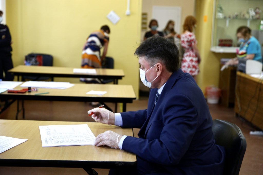 Голосуем: на избирательном участке в Твери отметился ректор медицинского университета Алексей Давыдов