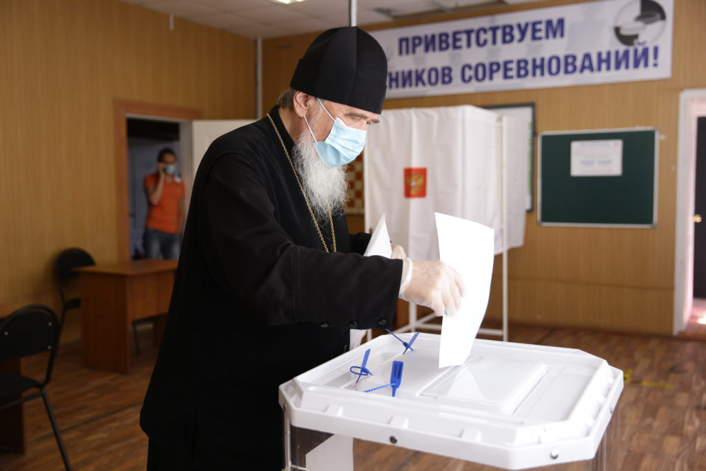 В Твери проголосовал отец Леонид В Твери проголосовал отец Леонид