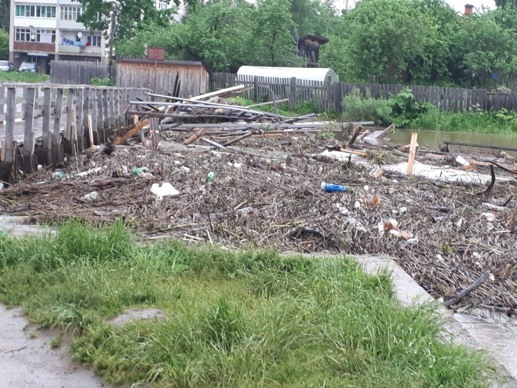 Ливни превратили тихие речки Тверской области в бурные потоки