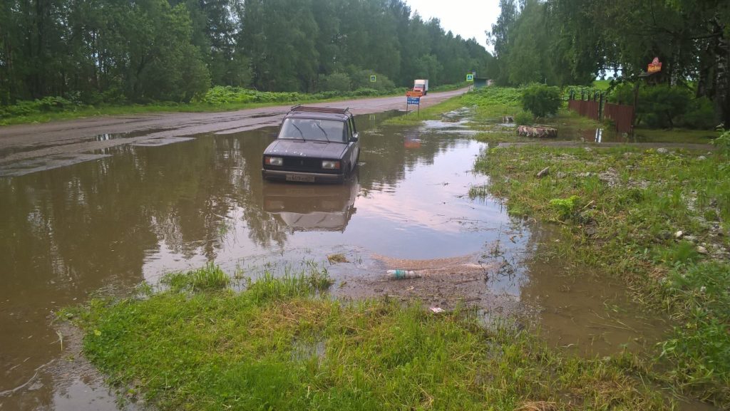 Ливни превратили тихие речки Тверской области в бурные потоки