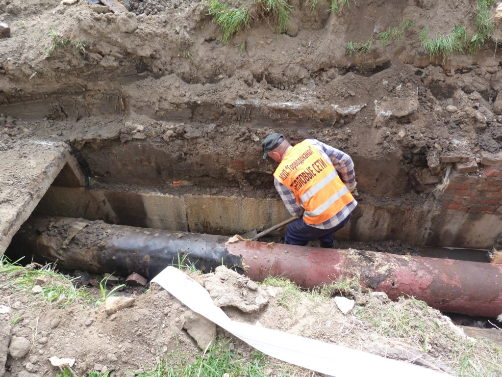 В Нелидово оперативно устраняют последствия прорыва  на магистральной трубе