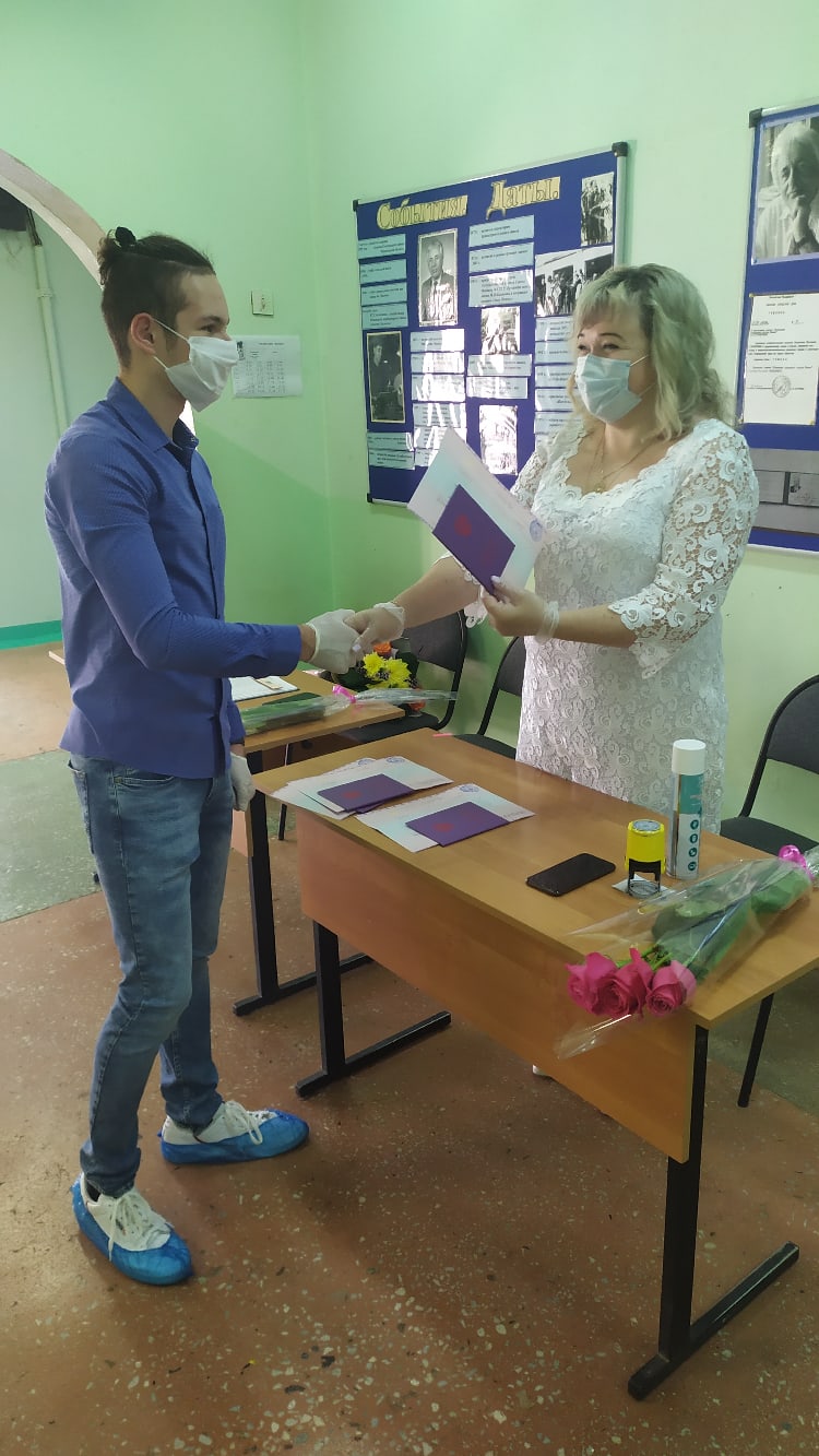 Ржевским школьникам вручили аттестаты Ржевским школьникам вручили аттестаты