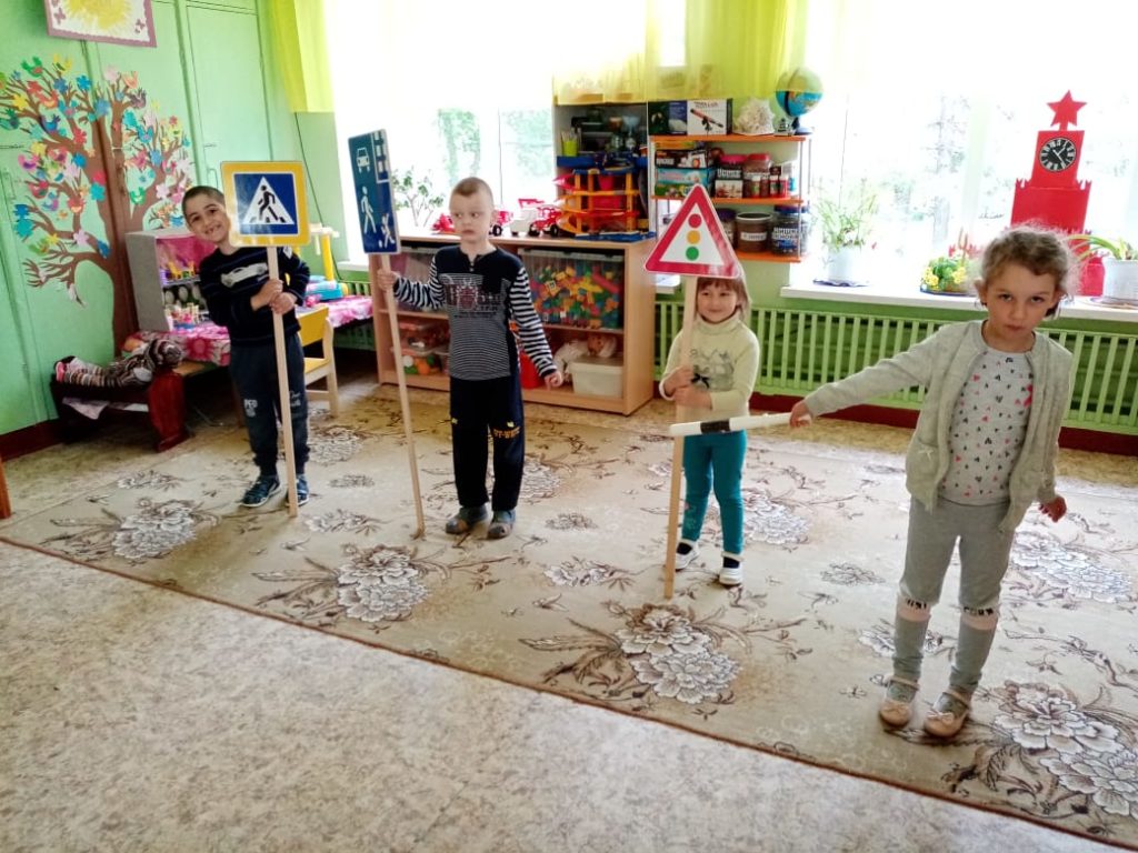 В Ржевском районе дошколята повторили правила поведения во дворе и на дороге