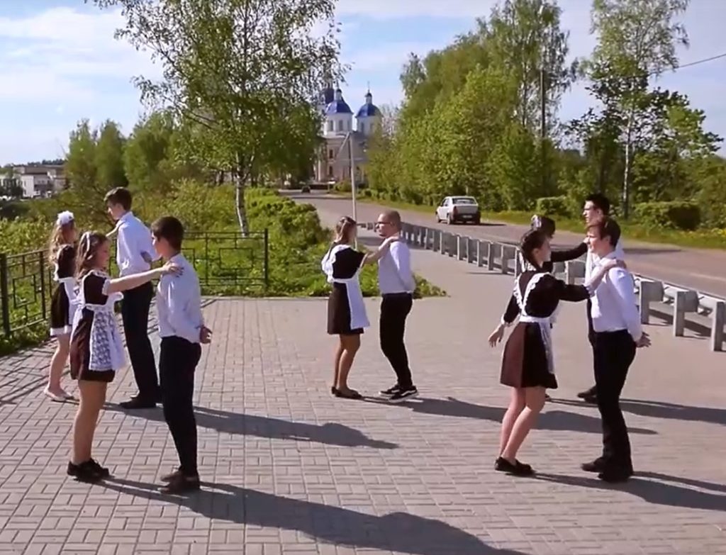 Школьники в Тверской области станцевали выпускной танец Школьники в Тверской области станцевали выпускной танец