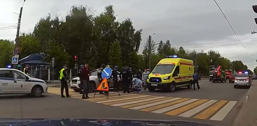 Перебегавшую в Твери на красный сигнал светофора женщину сбила машина