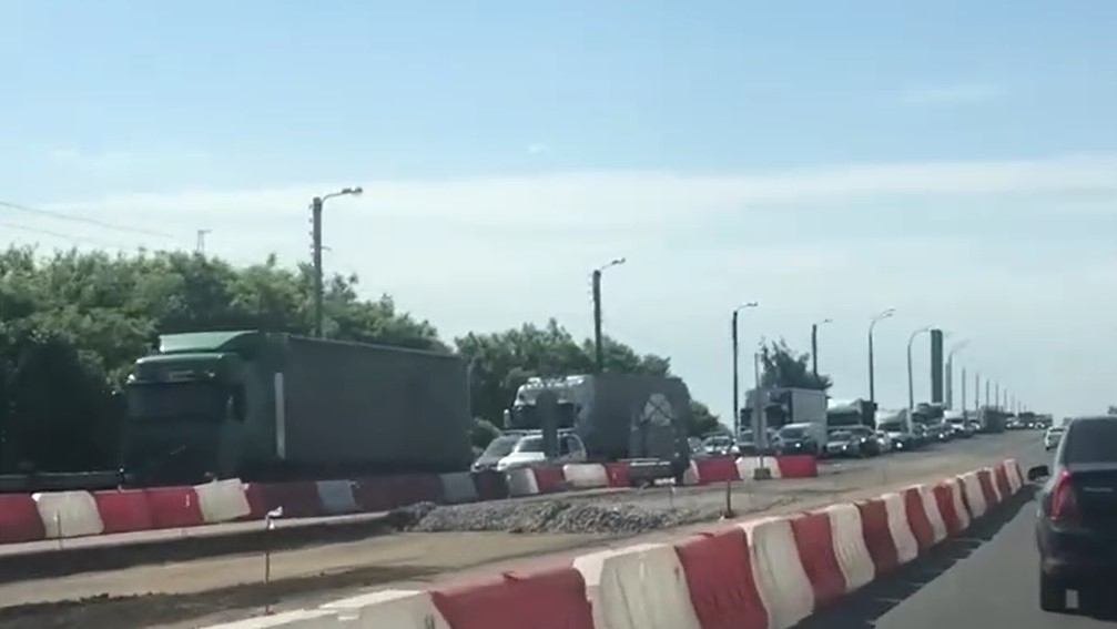 Огромная пробка сковала движение на мосту в Твери Огромная пробка сковала движение на мосту в Твери