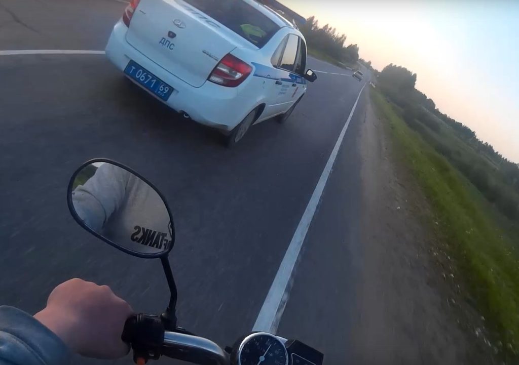 "Нельзя мотоциклисту стрелять по колесам!": Видеозапись погони ДПС за байкером в Тверской области "Нельзя мотоциклисту стрелять по колесам!": Видеозапись погони ДПС за байкером в Тверской области