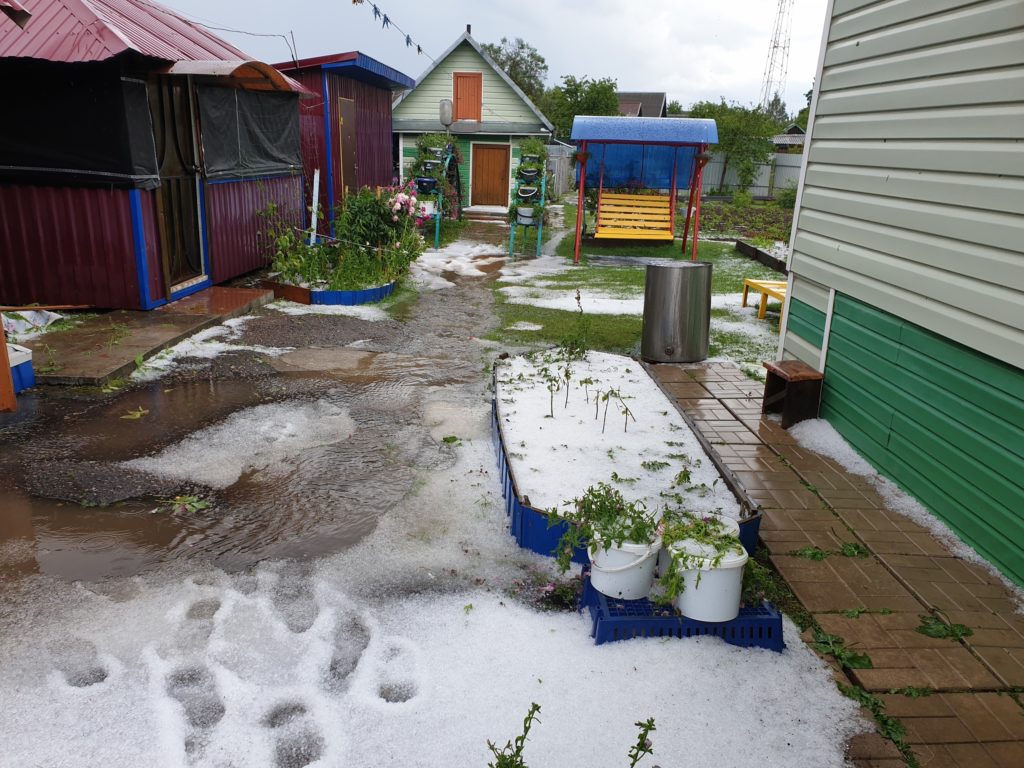 На Рамешки в Тверской области обрушилась мощная гроза и выпал град