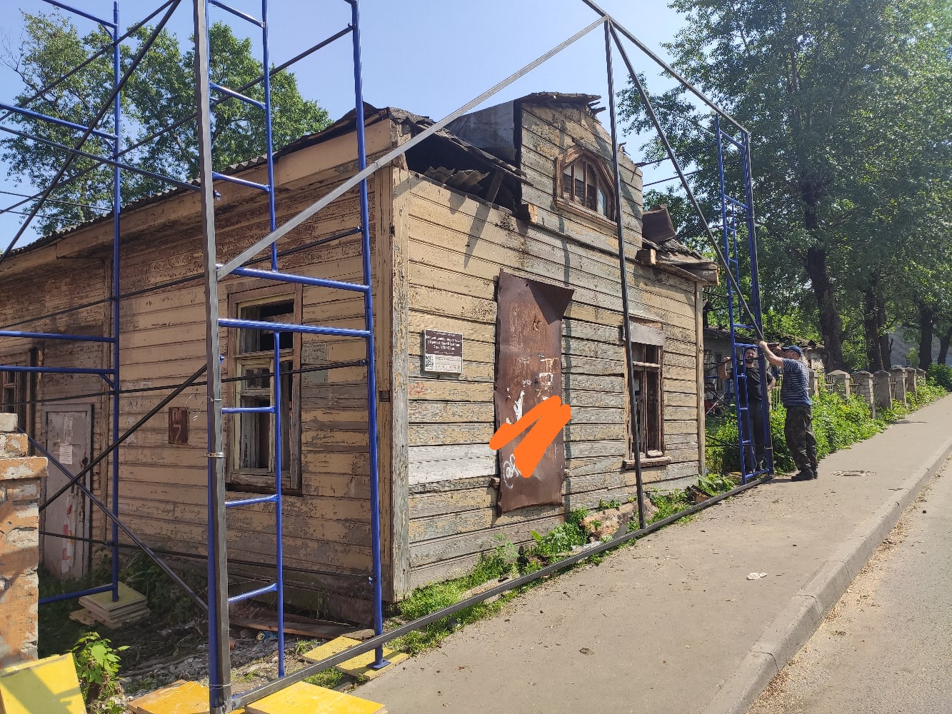 Рабочие пришли в тверской парк Воксал с лесами и инструментами