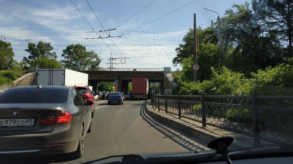 В Пролетарском районе Твери под мостом застрял большегруз