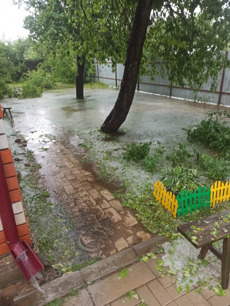 На Рамешки в Тверской области обрушилась мощная гроза и выпал град