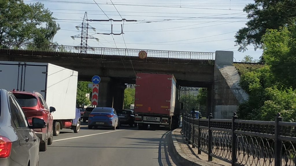 В Пролетарском районе Твери под мостом застрял большегруз