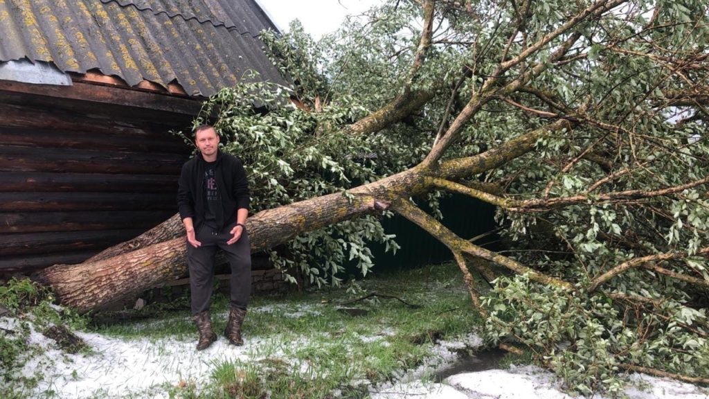 На Рамешки в Тверской области обрушилась мощная гроза и выпал град