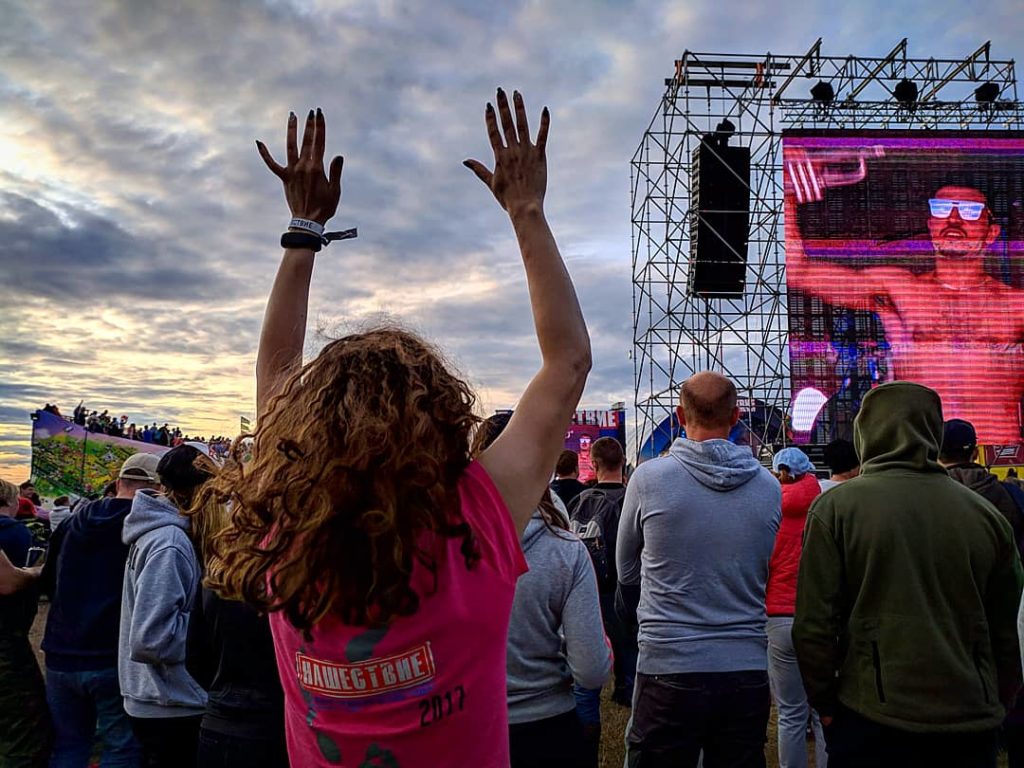 Организаторы "Нашествия" пообещали обеспечить гостей масками и санитайзерами Организаторы "Нашествия" пообещали обеспечить гостей масками и санитайзерами