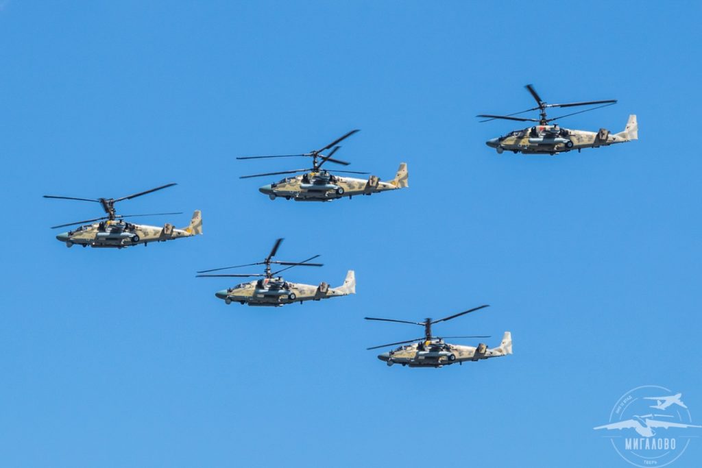 Тверские авиаторы опубликовали видео пролета парадных групп над Тверью