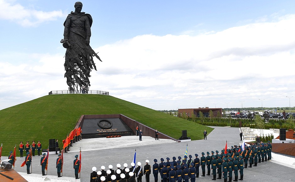 За два дня более 12 000 человек посетили мемориал Советскому солдату в Тверской области За два дня более 12 000 человек посетили мемориал Советскому солдату в Тверской области
