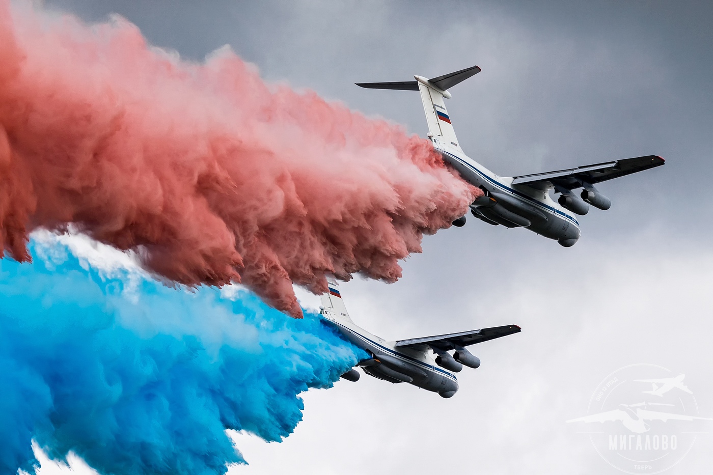 Летчики аэродрома Мигалово устроили красочное шоу в честь Дня России