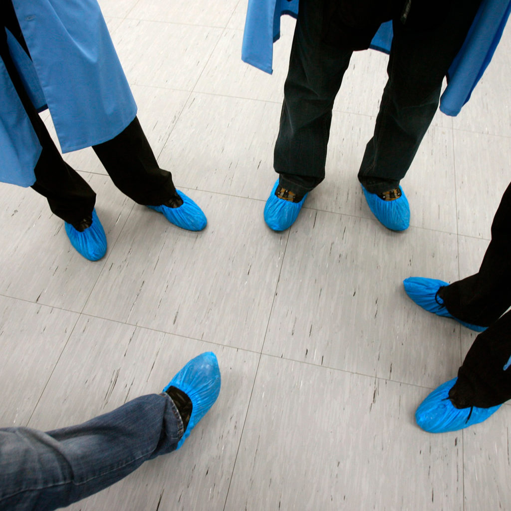 Медикам вышневолоцкой скорой помощи передали 2 тысячи бахил