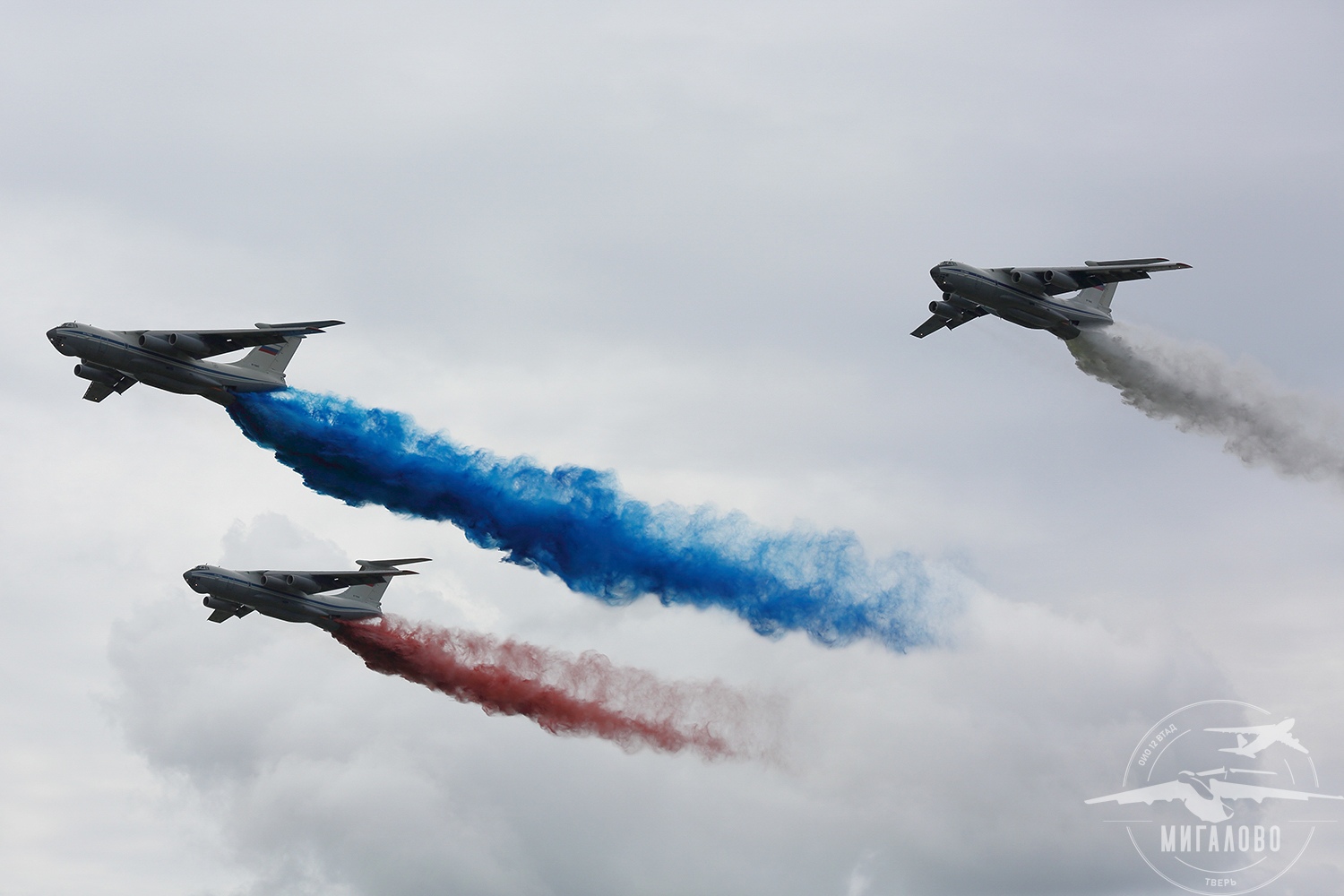 Летчики аэродрома Мигалово устроили красочное шоу в честь Дня России
