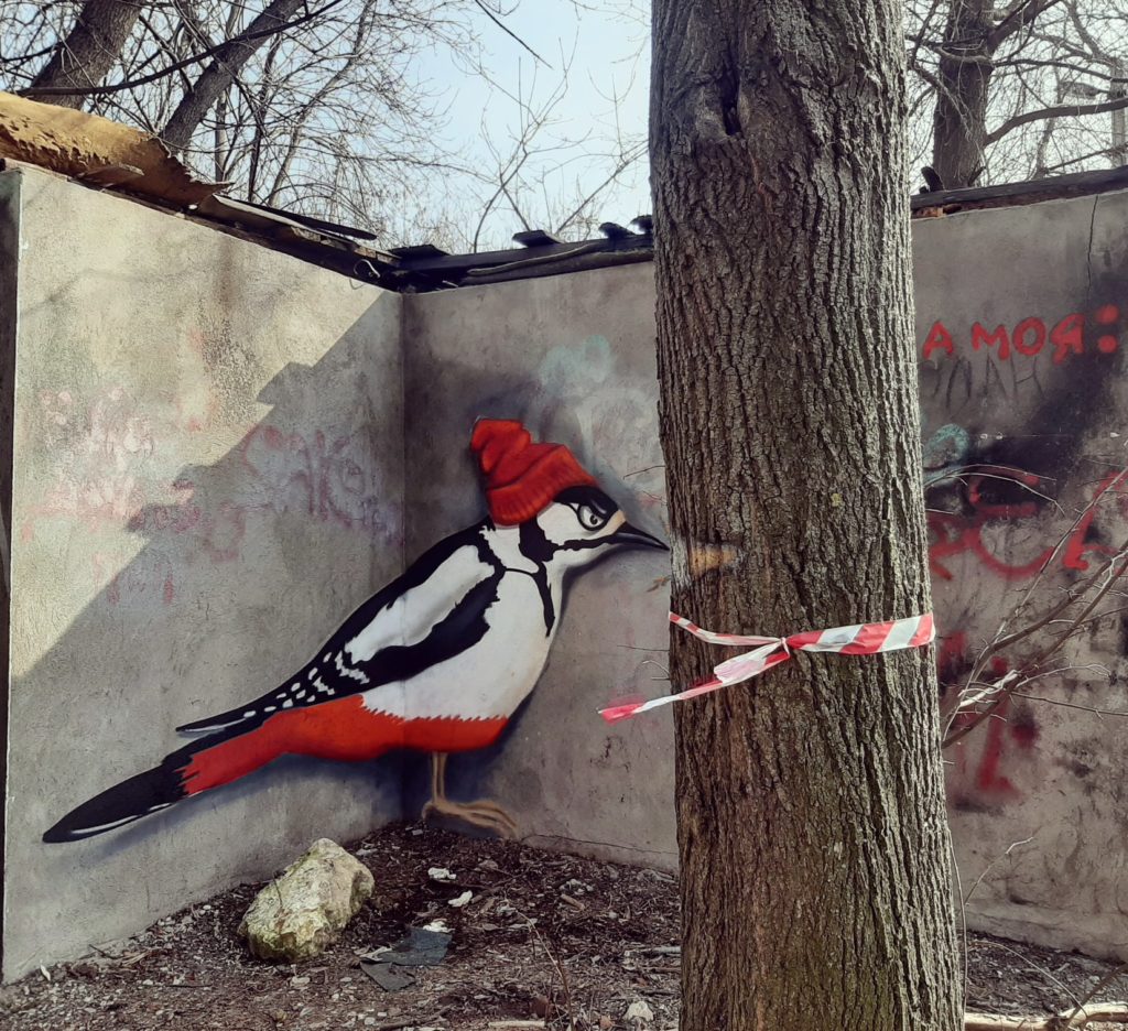 Новую картину в стиле стрит-арт создала тверская художница на стене заброшки