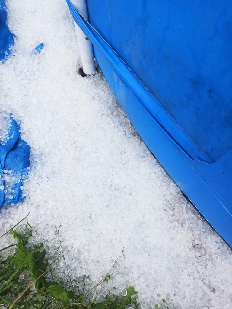 На Рамешки в Тверской области обрушилась мощная гроза и выпал град