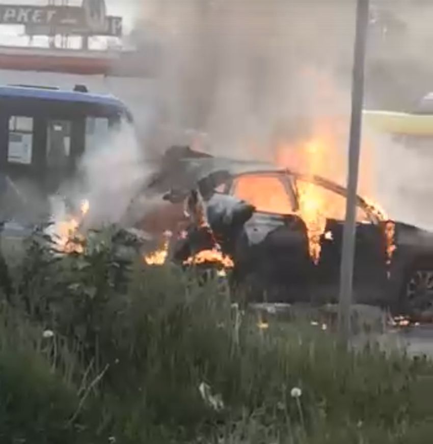 Взрыв автомобиля на выезде из Твери попал на видео