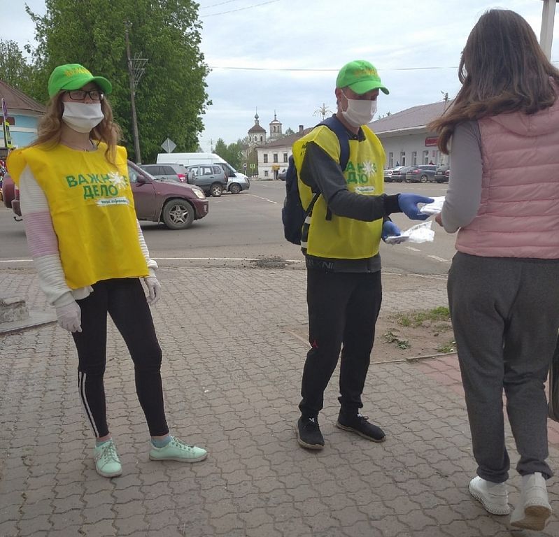 Жителям Торопца бесплатно раздали 10 тысяч защитных масок Жителям Торопца бесплатно раздали 10 тысяч защитных масок