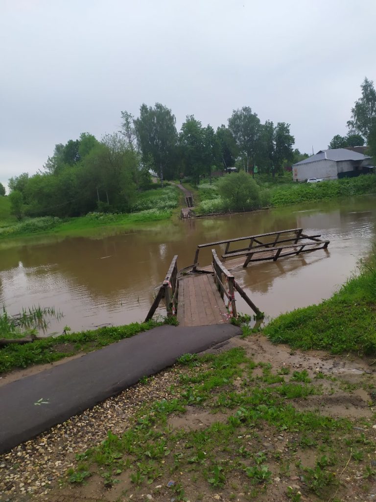 Ливни превратили тихие речки Тверской области в бурные потоки Ливни превратили тихие речки Тверской области в бурные потоки