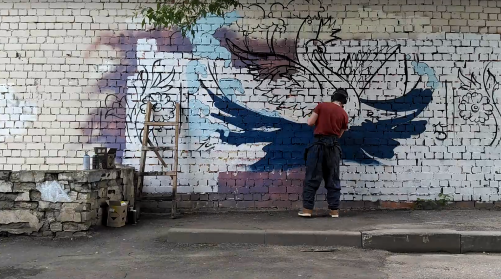 Как создаются шедевры: известный тверской художник рисует новое граффити с эпизодами сказок Пушкина