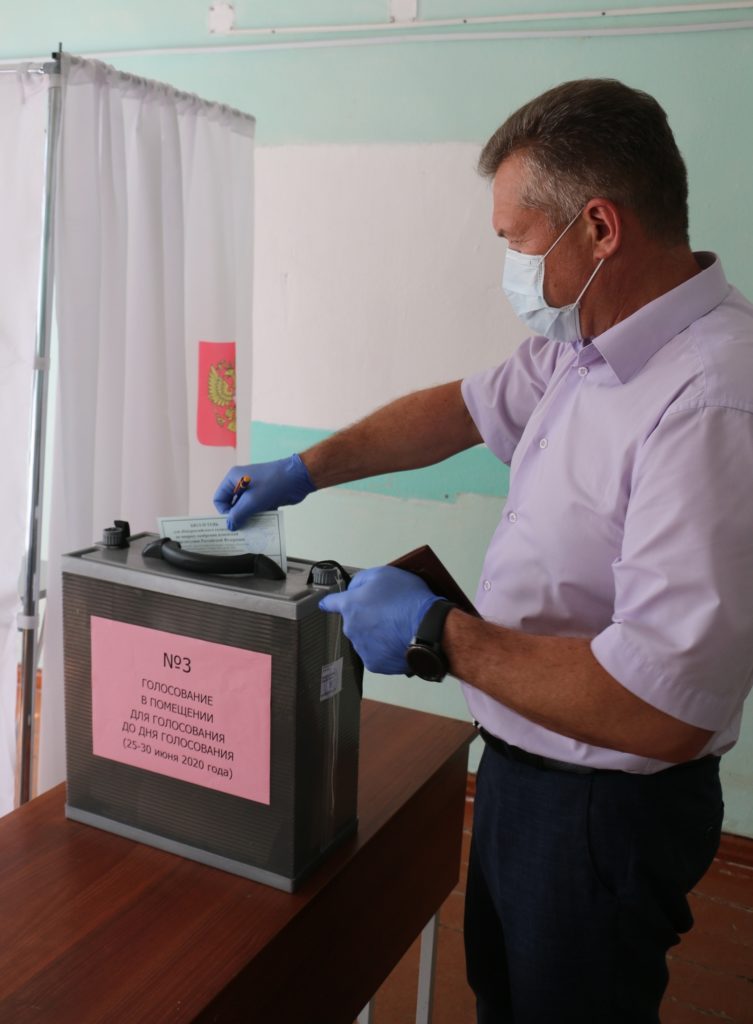 Глава Торопецкого района принял участие в голосовании по поправкам в Конституцию России Глава Торопецкого района принял участие в голосовании по поправкам в Конституцию России