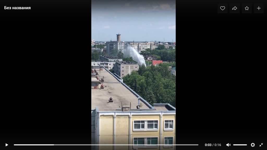 Прорыв трубы дал фонтан выше крыш многоэтажек в Твери Прорыв трубы дал фонтан выше крыш многоэтажек в Твери
