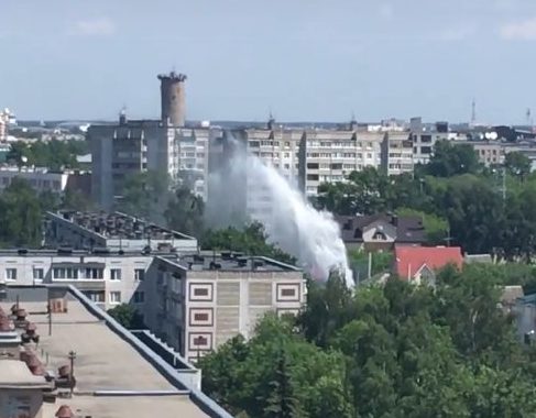 Прорыв трубы дал фонтан выше крыш многоэтажек в Твери Прорыв трубы дал фонтан выше крыш многоэтажек в Твери