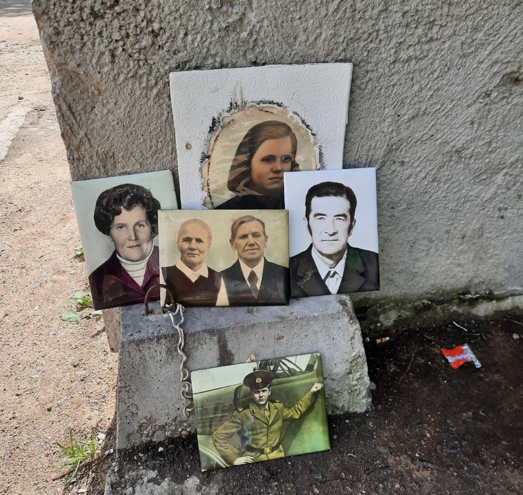 Жители Тверской области начали выбрасывать на помойку семейные фотографии